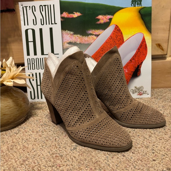 🆕Vince Camuto Brown Ankle Booties - Picture 7 of 12